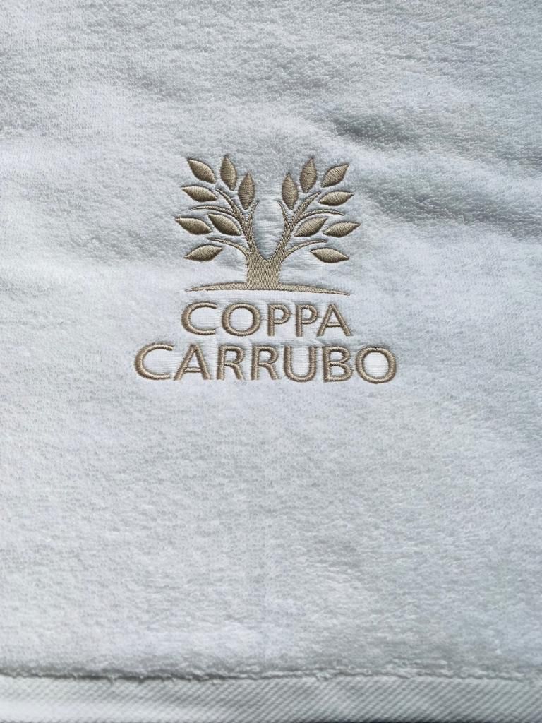 Biancheria con logo per Coppa Carrubo - Forniture per Hotel, B&b,  Ristoranti, Comunità