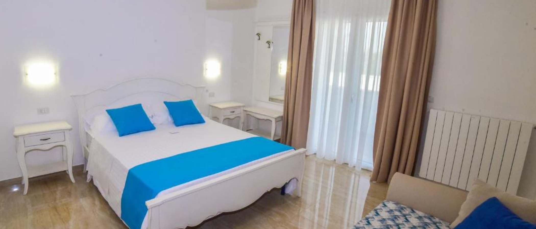 Biancheria personalizzata e tendaggi ignifughi oscuranti per il B&b Imperial a Porto Cesareo (LE)